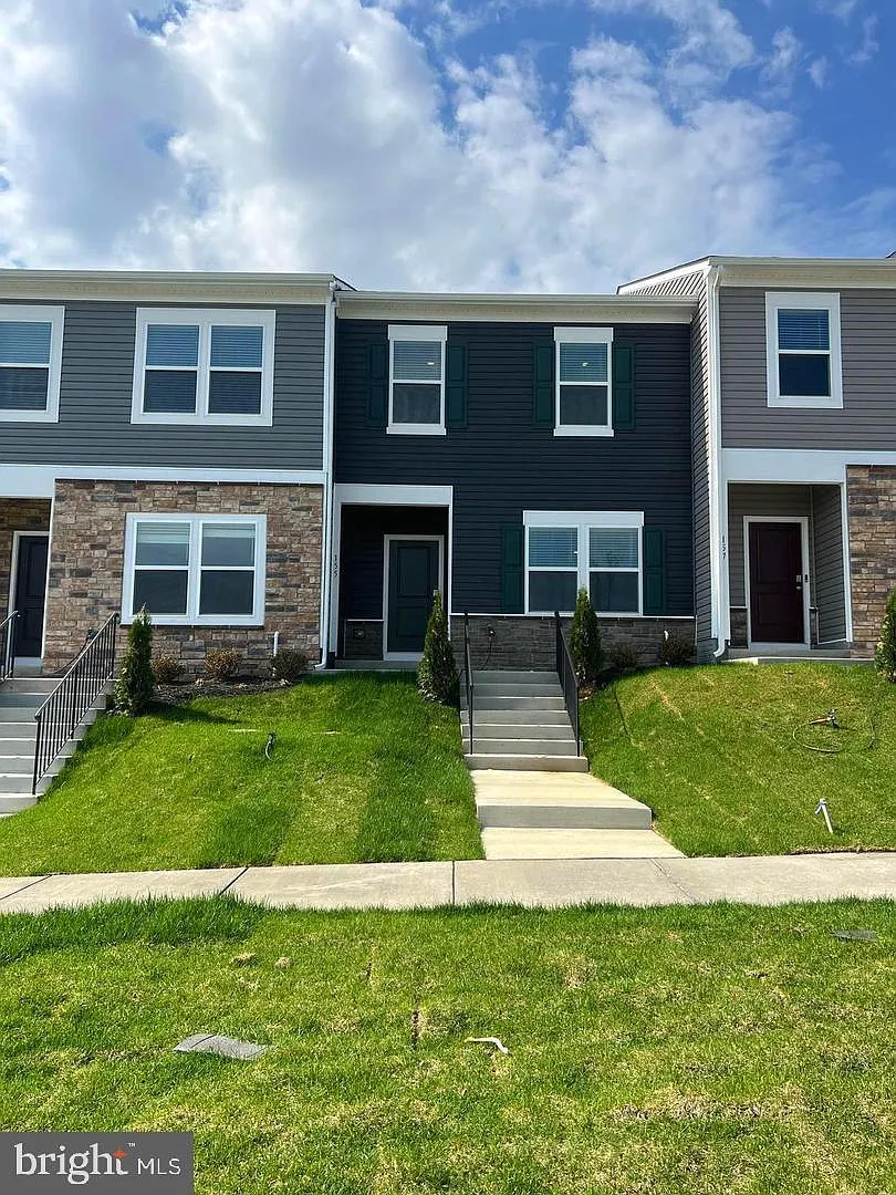 3 bed, 2.5 bath, 1509 sqft, $2,100 — Photo 1