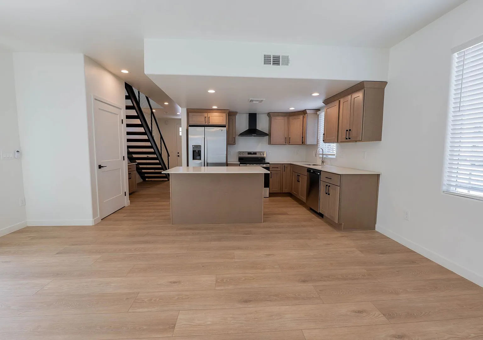 1300 N Rook Ave — Photo 2