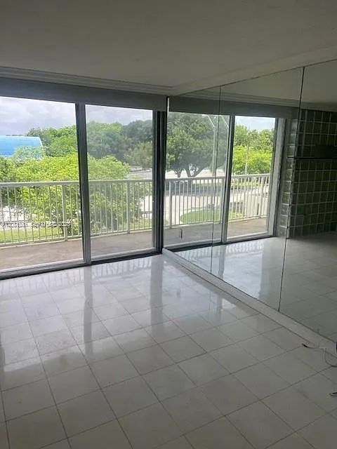 Brickell Biscayne Condo — Photo 1