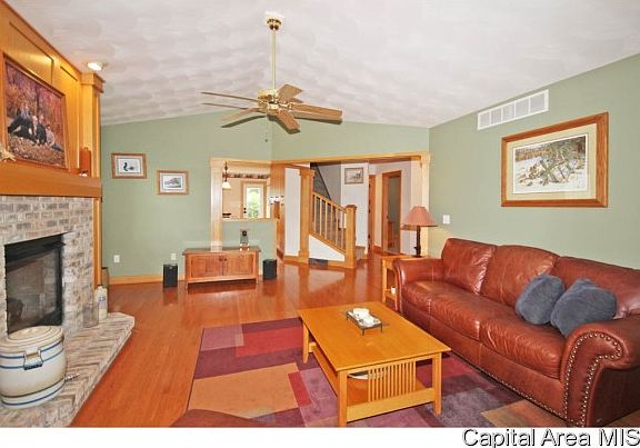 3rd image of 221 Dover Dr