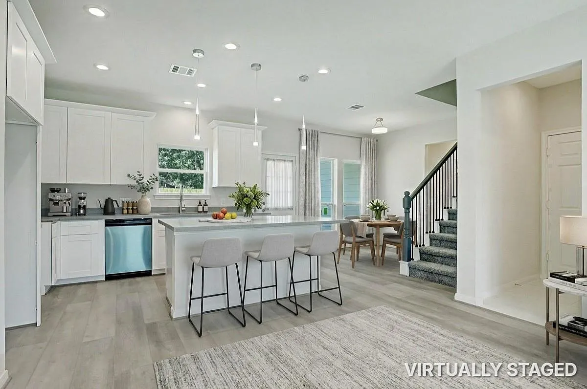 4 bed, 2.5 bath, 1977 sqft, $2,400 — Photo 4