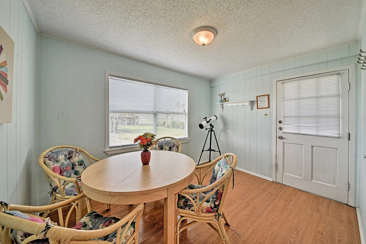 3 bed, 2.0 bath, 839 sqft, $5,515 — Photo 4