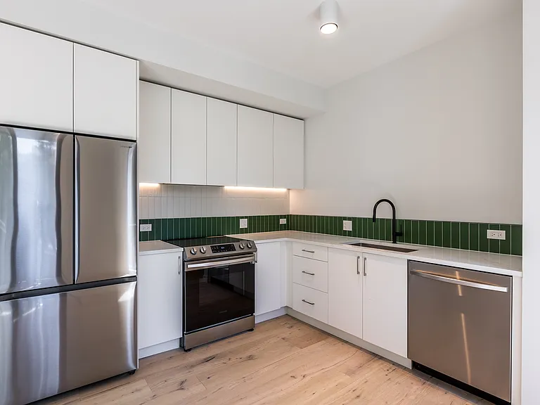 1712 Oak #204