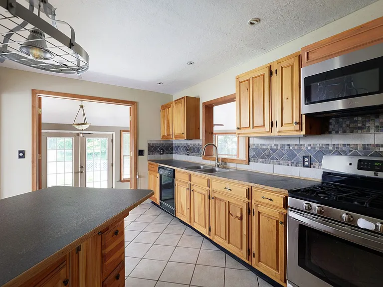 427 Flower Ave E — Photo 10