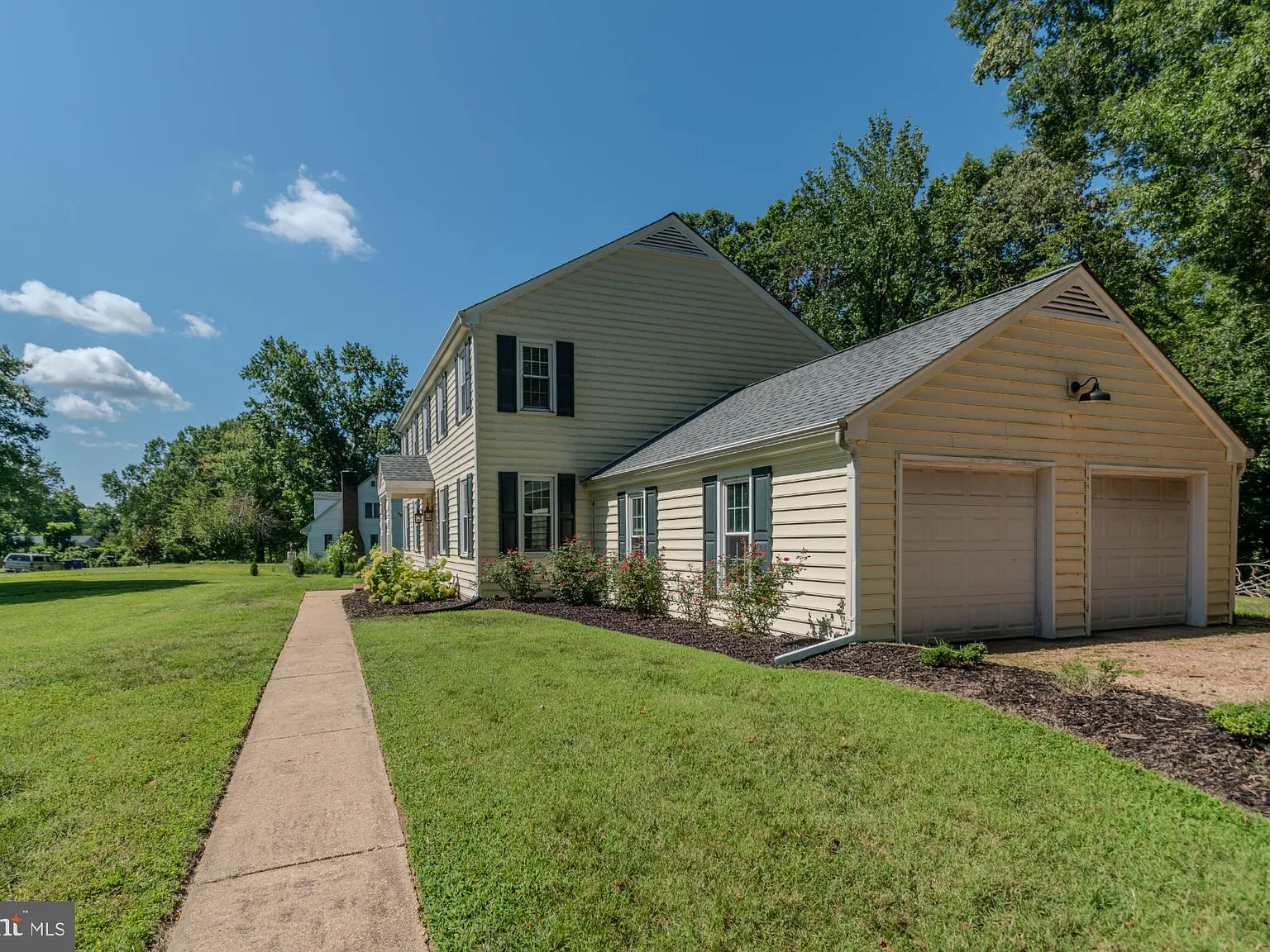 5 bed, 2.5 bath, 3180 sqft, $3,300 — Photo 3