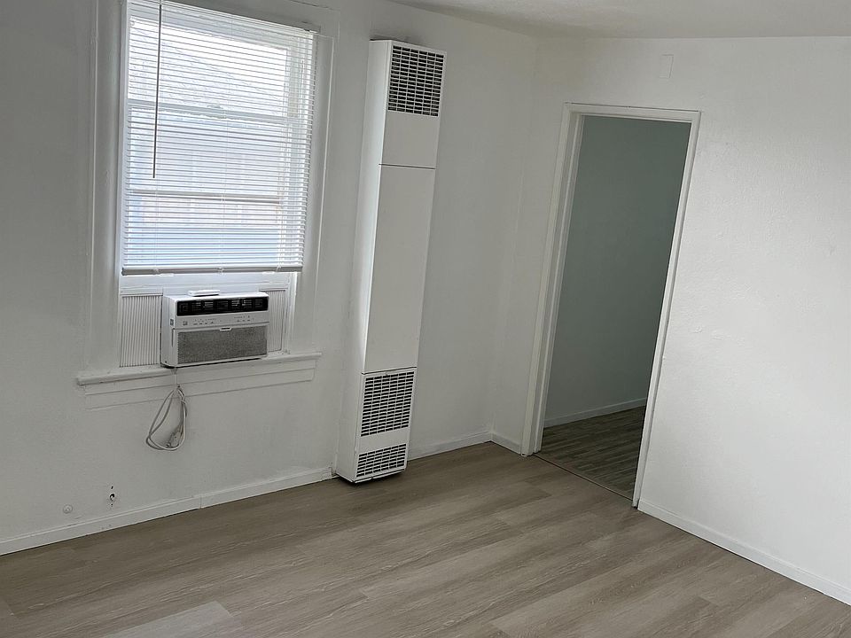 1st image of 327 E Acacia St #3