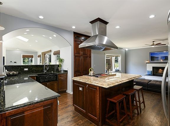 4th image of 3557 Charlemaine Dr