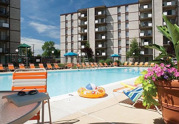 Relaxing swimming & wading pool