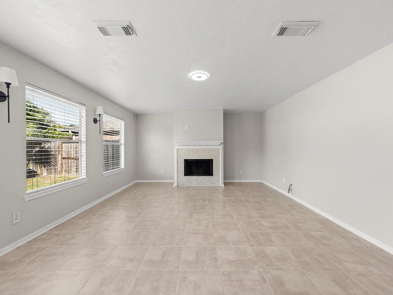 4 bed, 2.5 bath, 2480 sqft, $2,300 — Photo 4