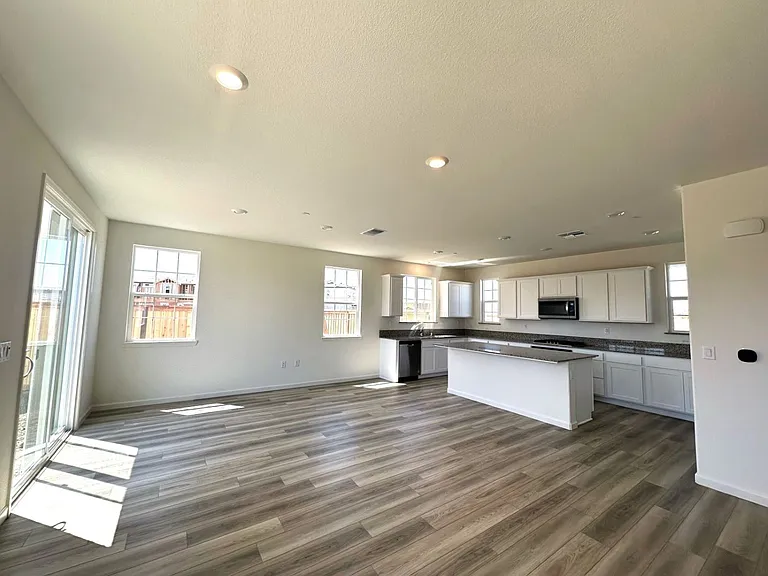 621 Cogburn Cir — Photo 3