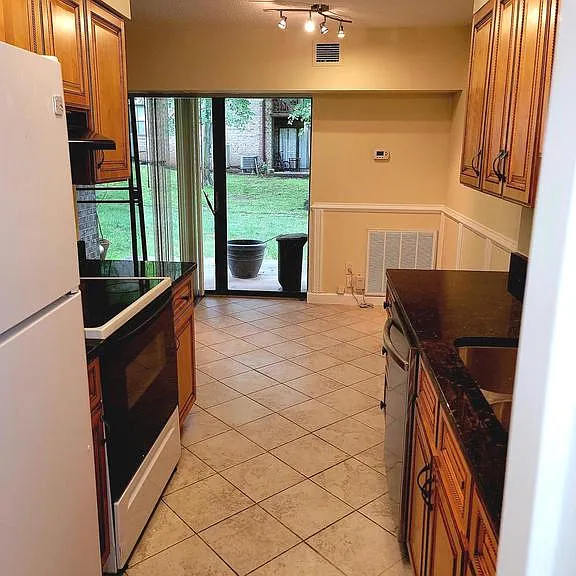 2226 Castle Rock Sq #1B — Photo 4