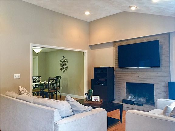 3rd image of 122 Orlando Dr