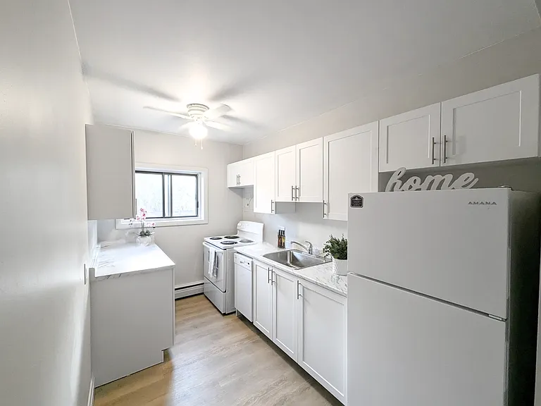 8 Speedvale Ave W — Photo 3