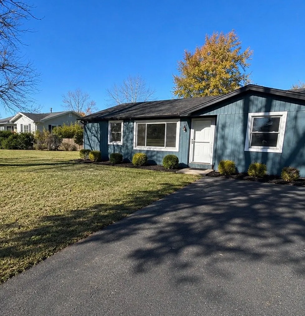 3 bed, 900 sqft, $1,800 — Photo 1