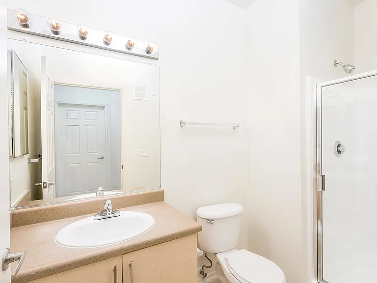 La Jolla Crossroads Apartments — Photo 38