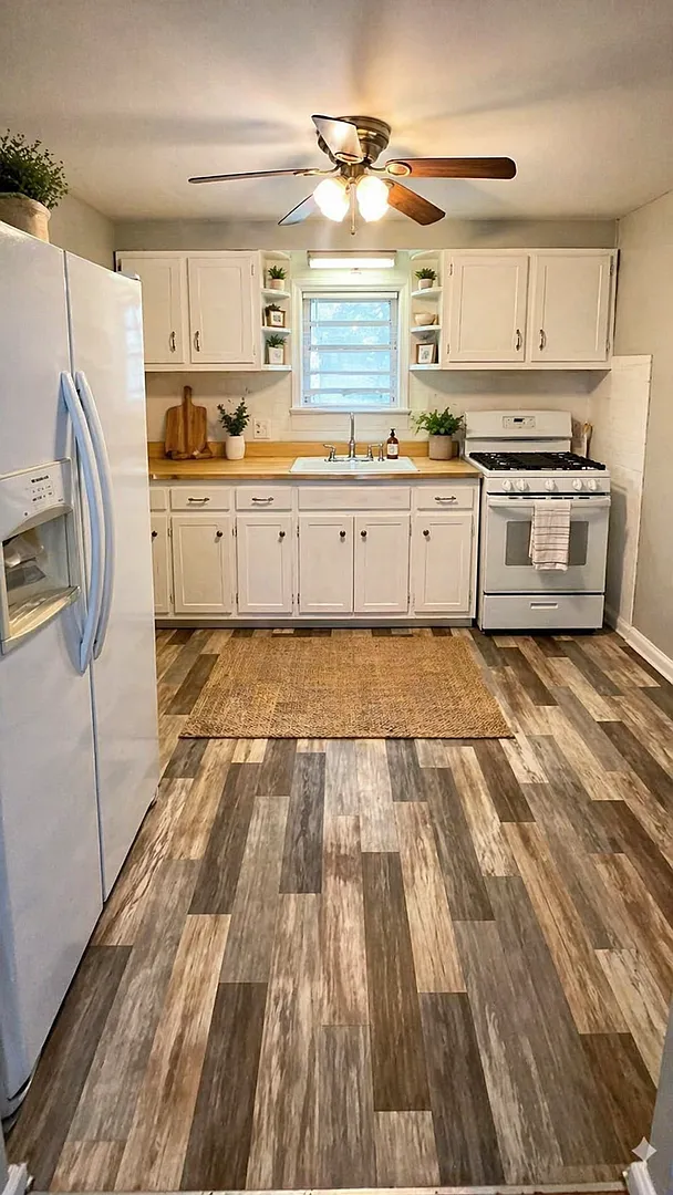 Spacious 2 Bedroom Home! Garage! Fenced in Backyard! Available Now! — Photo 2
