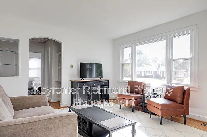 3 bed, 1.0 bath, 1074 sqft, $1,850 — Photo 3