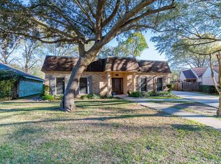5840 Woodway Dr, Beaumont, TX 77707
