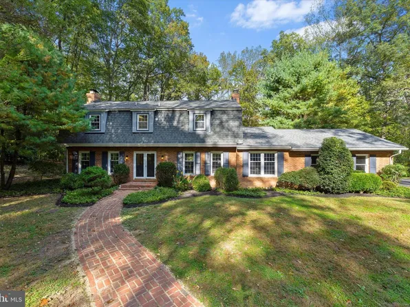 7917 Manor House Dr, Fairfax Station, VA 22039