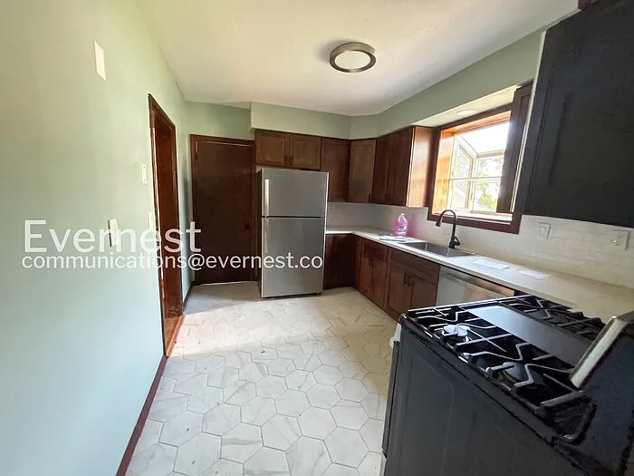 275 Cornell Ave — Photo 2