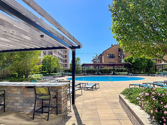 4th image of 3930 N Pine Grove Ave APT 2813