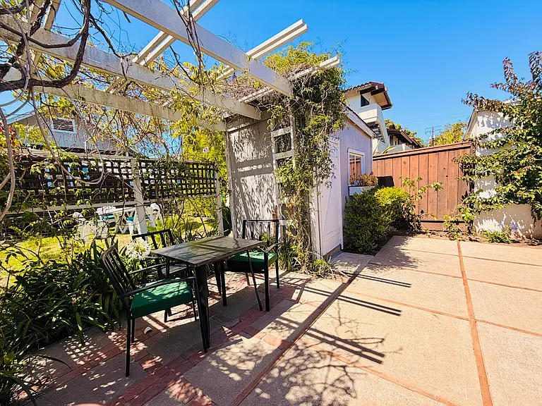 21 E Arrellaga St #B — Photo 12
