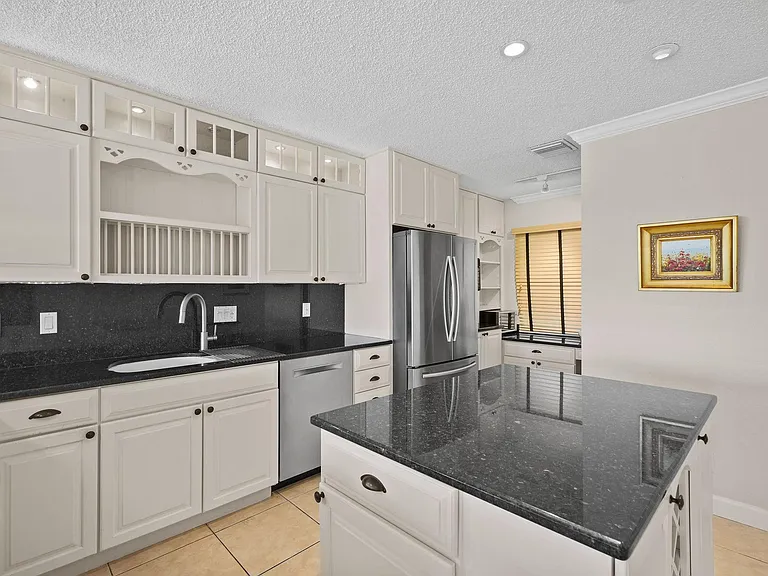 3100 NE 48th St #415 — Photo 9
