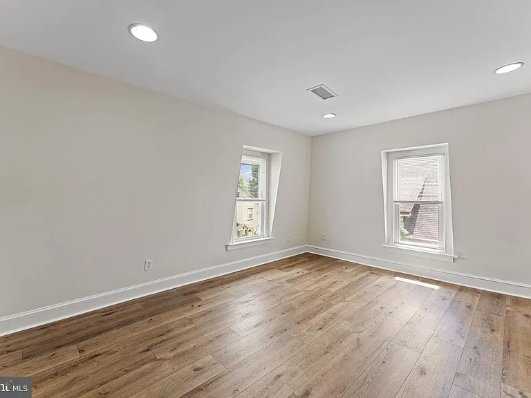 116 E King St — Photo 19