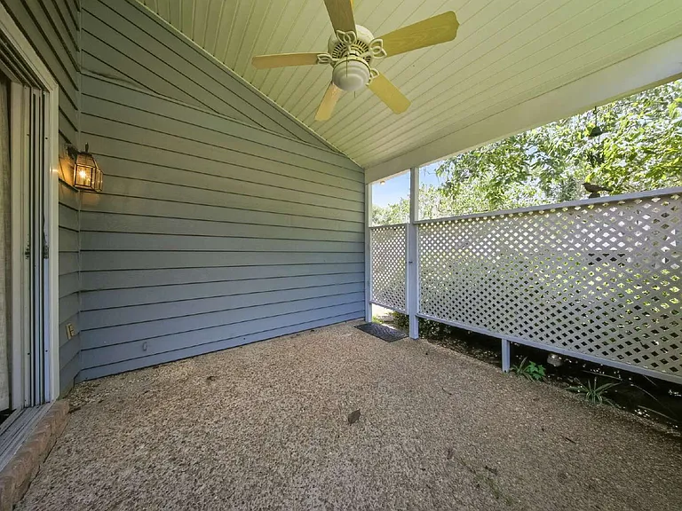 1402 Sturbridge Pl — Photo 24