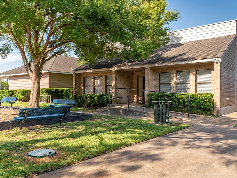 1704 Crystal Hills Dr — Photo 32