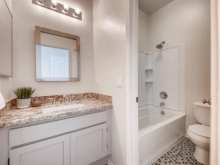 1359 Abbey Ln — Photo 10