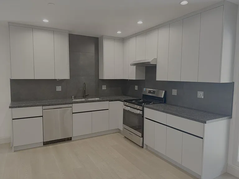 9 Gresham Ln — Photo 8