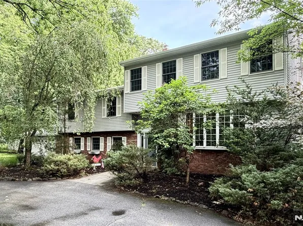 28 Sunrise Dr, Montvale, NJ 07645