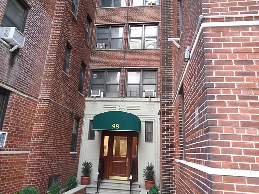 Sold by Thomas Lipovetsky, LREB | media 8