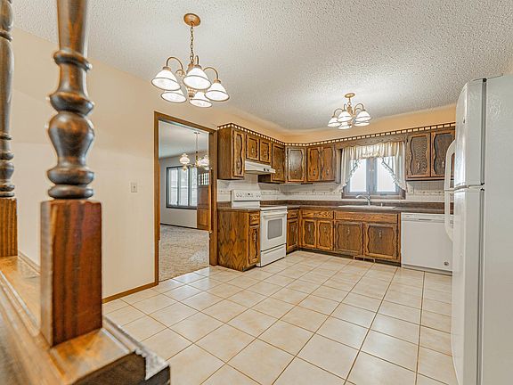 4th image of 265 Crestwood Dr