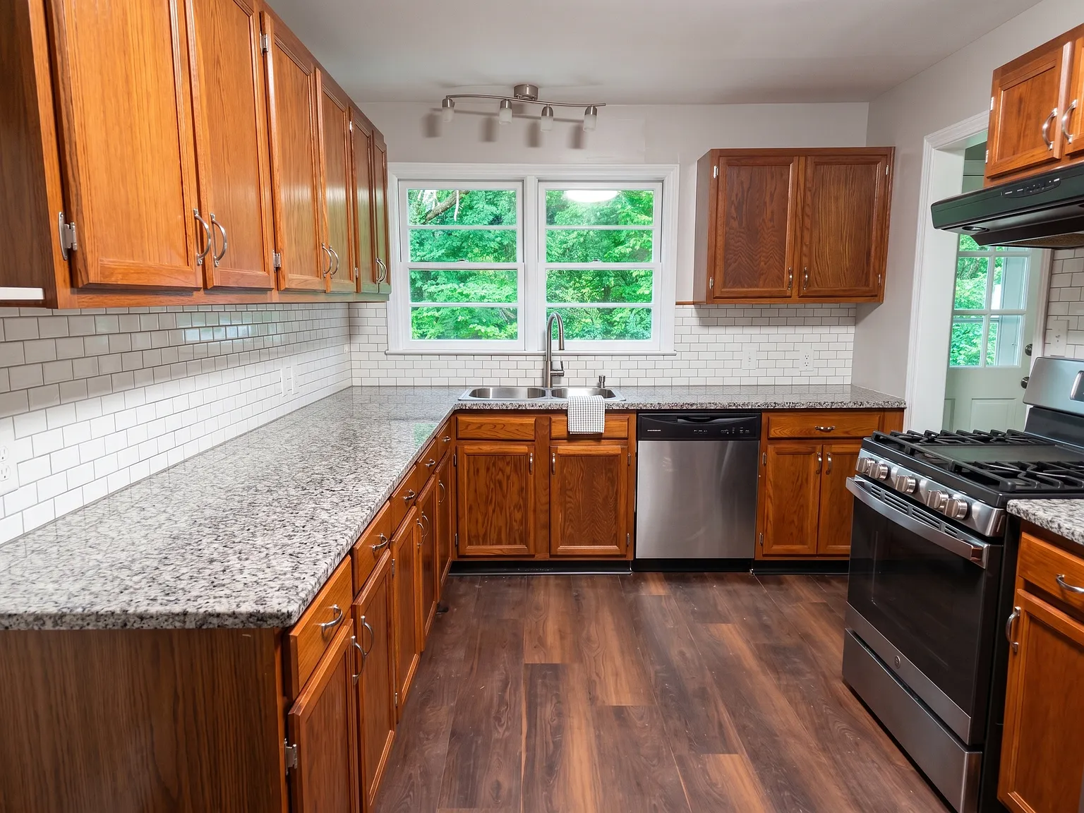 3 bed, 1.5 bath, 2500 sqft, $2,100 — Photo 3