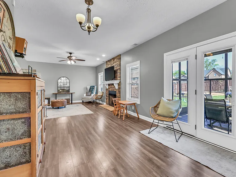 109 Easton Dr — Photo 10