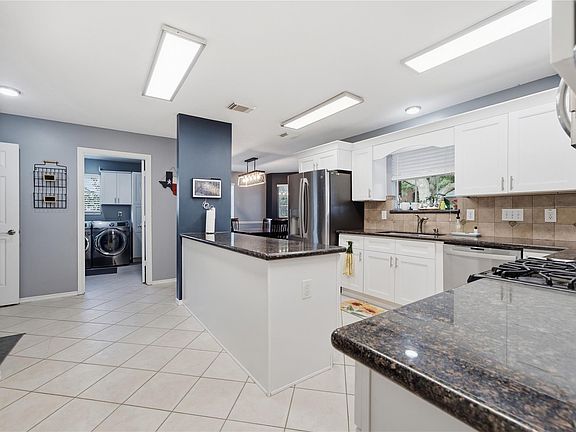 4th image of 405 Regency Ct