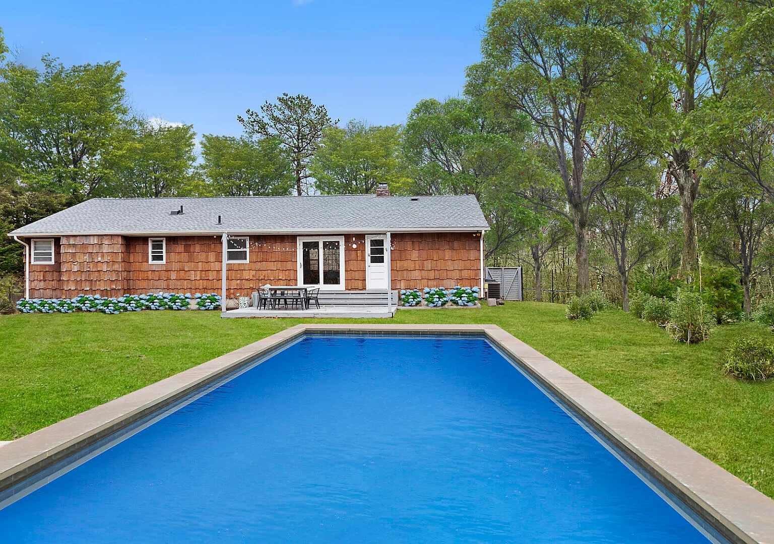 Modern and Cozy East Hampton Home Centrally Located — Photo 1