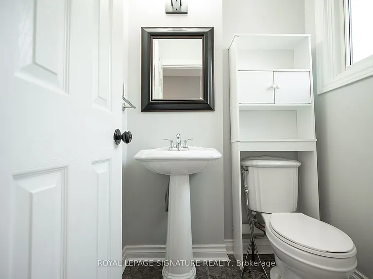 447 Ontario St N — Photo 20