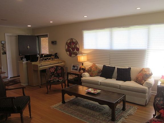 4th image of 239 W Cheryl Ln