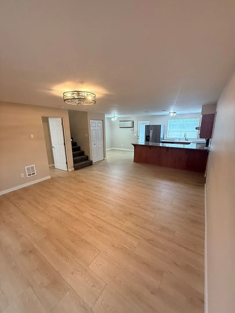 3 bed, 1.5 bath, 1344 sqft, $2,400 — Photo 4
