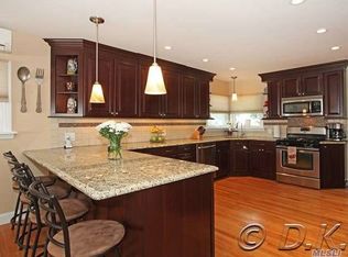 2094 Lindgren St, Merrick, NY 11566