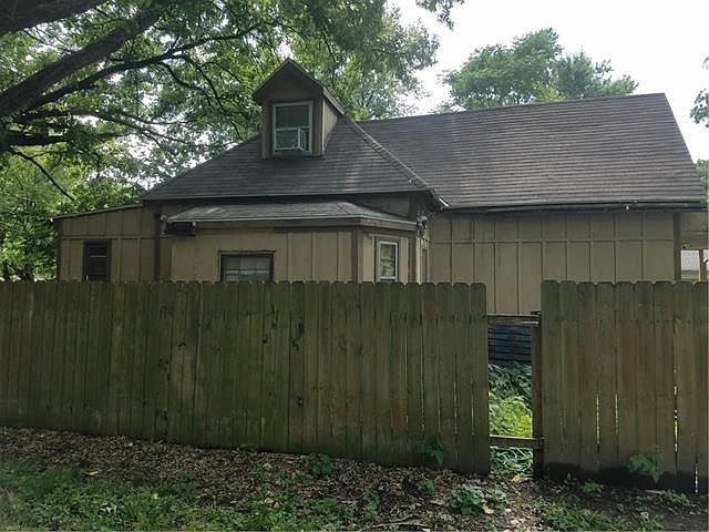 2nd image of 3829 Thompson Ave