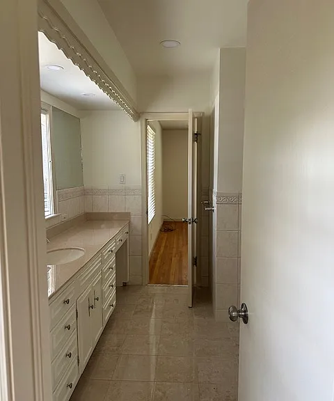 1204 W 68th Ter — Photo 17