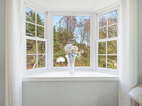 5th image of 8 Villanova Dr