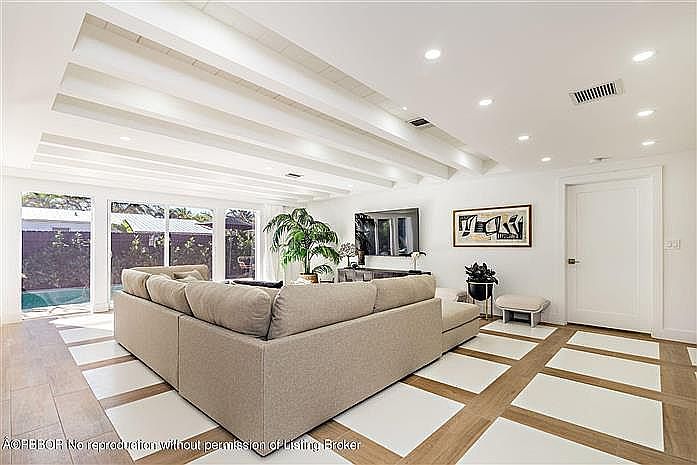1st image of 360 Lytle St