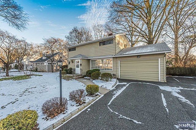 1st image of 250 Linden Pl