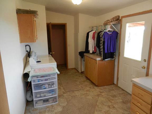 LARGE LAUNDRY/ MUD ROOM