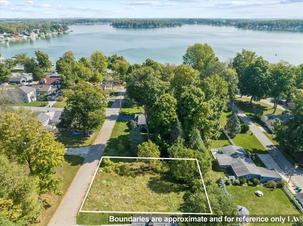 22345 Woodland St, Cassopolis, MI 49031